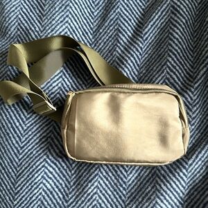 NWOT belt bag in green
